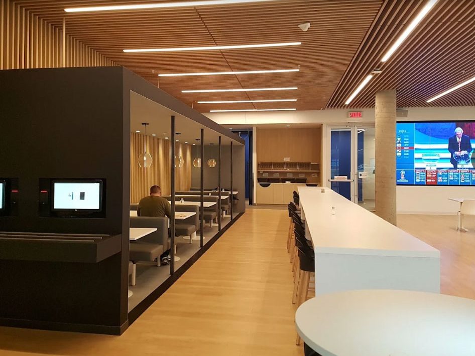 Bureau corporatif moderne à aires ouvertes, grandes fenêtres et mobilier professionnel