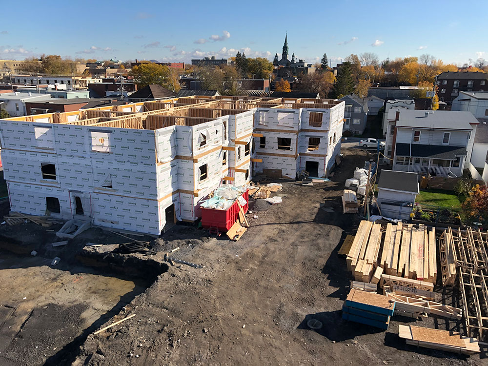 Professionnels en équipement de sécurité sur un chantier de construction