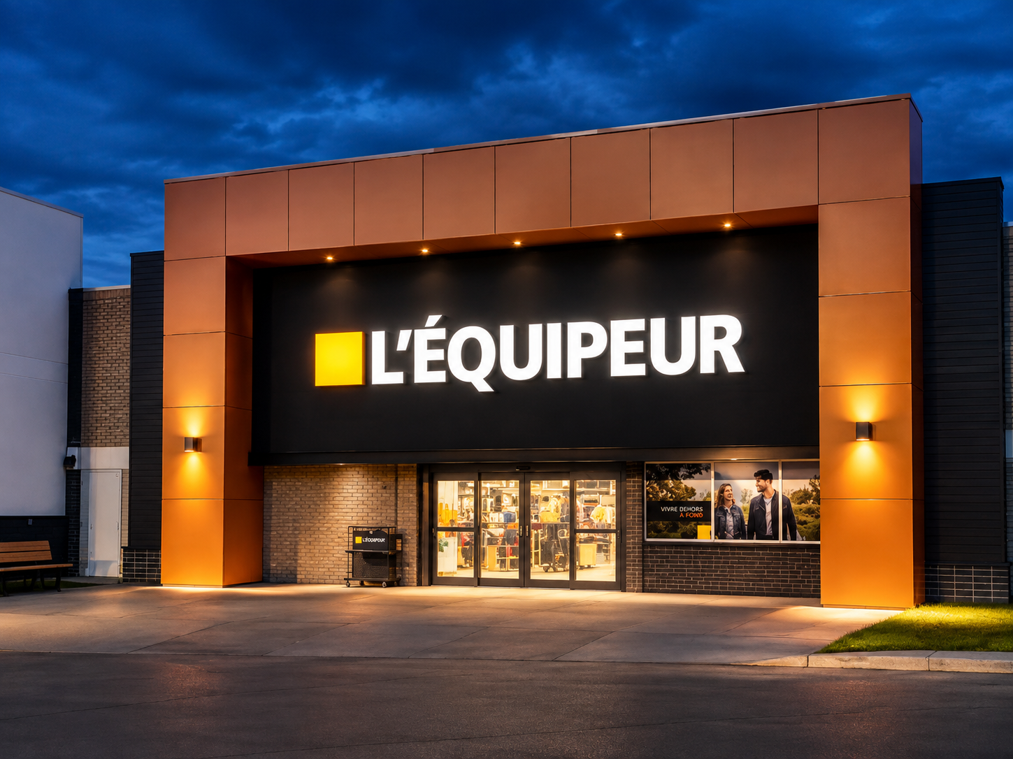 Entrepôt et espace logistique avec rayonnages hauts et allées de stockage